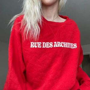 Sweatshirt - Jag säljer denna röda sweatshirten ifrån H&M i storlek S, använd fåtal gånger, köpt för 249kr, säljer för 85kr❤️