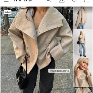 Beige kappa - Säljer min beiga kappa från nakd. Använd en höst & är fortfarande i bra skick. Kappan är i storlek 32 och är slutsåld i den storleken på deras hemsida. Den sitter oversized så rekommenderar om man vanligtvis har xs/s i storlek. Pm för bild med den på