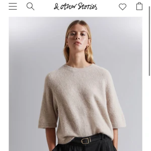 Stickad t-shirt 550 kr  - Säljer super fin stickad t-shirt från & other stories, i alpacka och bomull, varsamt använd, inga skador! Mycket populär! Nypris 690!! 🫒 🦚🍸 (jag har använt som over sized) 