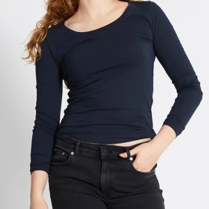 Långärmad Tröja  - Helt ny köpt, säljer för den var för stor och testat 1 gång.  Start pris: 50kr Säljer för: 25kr 