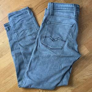 Säljer ett par Replay jeans i den eftertraktade modellen ”Anbass”. Nypris: 1800 Mitt pris: 499. Hör av er vid intresse!