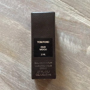 Tom Ford Oud Wood  - 9 st 2ml tester av tom ford oud wood Pris kan diskuteras 