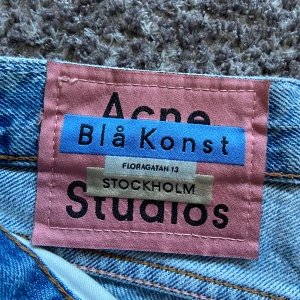 Acne jeans - Säljer mina acne jeans då dem är för små. Använda ett fåtal gånger. Nypris ligger runt 3000. Skick 8/10