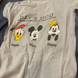  t-shirt - T-shirt med tecknat tryck. Nästan ny , knappt använd. 