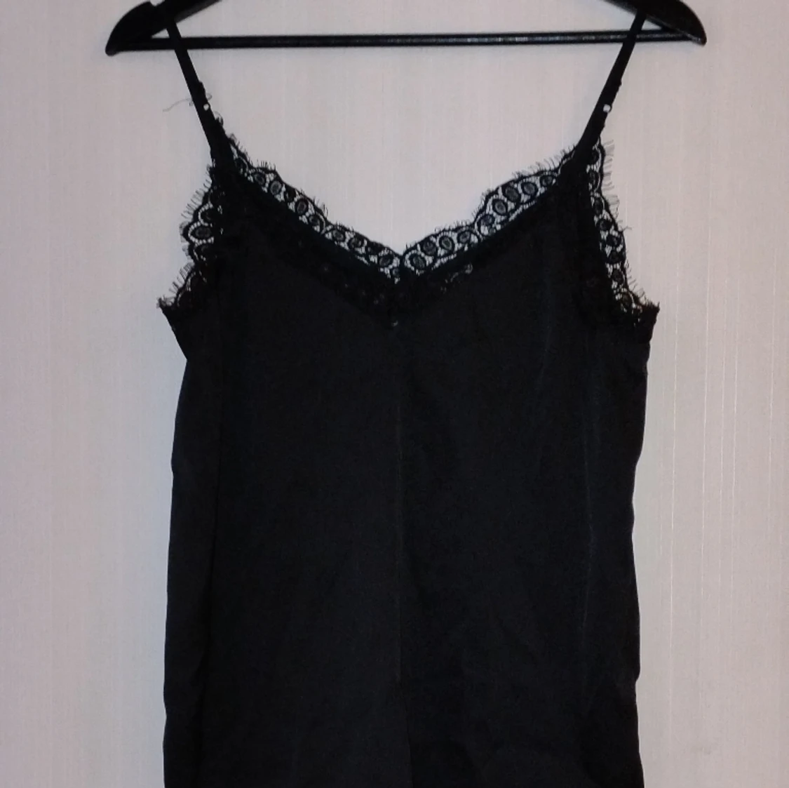 Svart linne med spets.