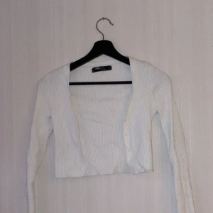 Vit kofta med knappar. - Fint skick bara använd 1 gång, skönt material och väldigt fin på. Kan användas till fest eller vardag.