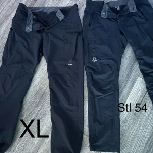 Haglöfs fritidsbyxor  - Fint skick lite använt.  Ej ur tvättad i färgen. Inköpt på Intersport förra året. 2par byxor samma storlek på båda. 