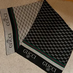 1:1 Gucci scarf med två olika färger (svart och grå). Väldigt passande till dagens kalla väder. Billig vid snabb affär. Pm för frågor💫