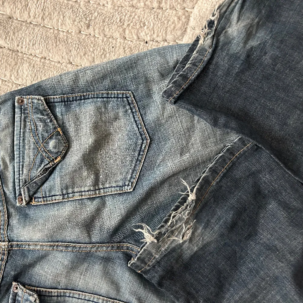 Ett par vintage low waisted jeans! Midjemåttetr 38 och inerbenslängd 80. Byxorna är bootcut🌞. Jeans & Byxor.