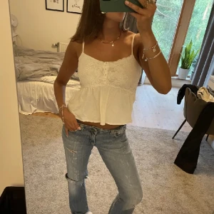 Topp - Jättefin topp som tyvärr är för liten för mig:(( därav sitter den väldigt tajt så den kanske ser lite konstig ut på bilden. 