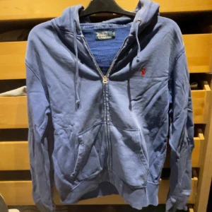 Ralph lauren zip-hoodie - Ralphlauren zip-hoodie i fint skick, tröjan är bara lite skrynklig på bilden. Tröjan är varsamt använd. Tröjan är storlek M men passar S. Hör av er vid funderingar! 