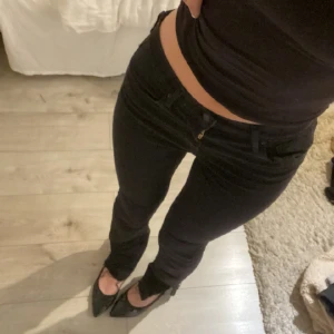 Levis jeans - Levis jeans i modellen 724 High rise straight i storlek 28. I bra skick och knappt använda. Sömmen längst ner är uppsprättad för att få de längre, är original i längden 34.  Skriv om ni har frågor eller vill ha fler bilder☺️