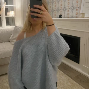 Stickad tröja  - Säljer denna snygga oversize stickade tröjan ifrån Vero Moda i storlek S!!💖