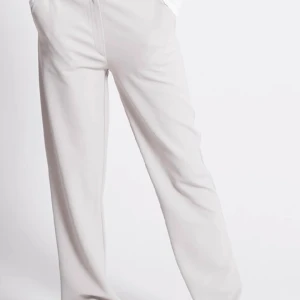 Vita kostymbyxor  - Säljer för kommer inte till användning. Hör av er för fler bilder.