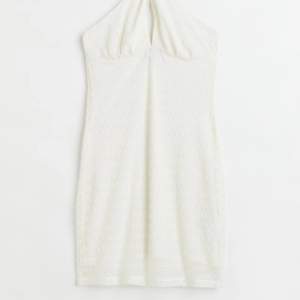 Super snygg vitt klänning ifrån H&M i storlek xs. Aldrig använt, prislappen är kvar💕 och köpt för 149kr