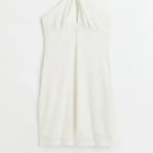 Super snygg vitt klänning ifrån H&M i storlek xs. Aldrig använt, prislappen är kvar💕 och köpt för 149kr