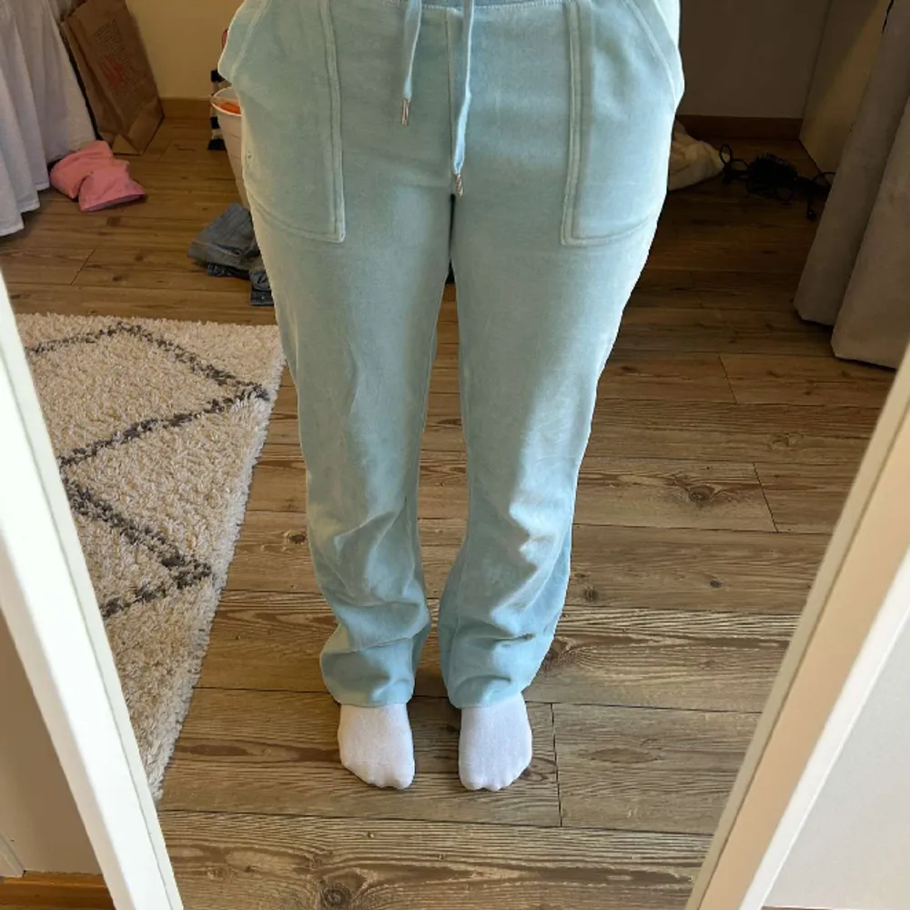 populära mjukisbyxor från juicy couture i en isblå färg, bilderna är från hemsidan men kan skicka bild på också 💕inga defekter, skriv vid frågor. Jeans & Byxor.