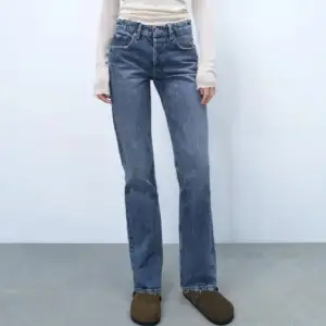 Snygga blåa mid waist jeans från zara i storlek 34❤️‍🔥 skriv för fler bilder! Köpta för runt omkring 400kr säljer nu för 150kr + frakt⭐️💙