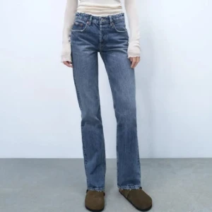 MID WAIST JEANS ZARA - Snygga blåa mid waist jeans från zara i storlek 34❤️‍🔥 skriv för fler bilder! Köpta för runt omkring 400kr säljer nu för 150kr + frakt⭐️💙