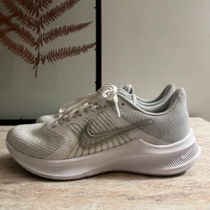 Nike löparskor - Lätta löparskor från Nike för de snabba rundorna.  Neutralt steg.  Storlek 37,5.  Sparsamt använda 