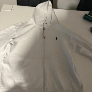 Ralph lauren zip up Hoodie  - Säljer min Ralph lauren Hoodie jag fick när jag fyllde år den börjar bli för liten storlek L