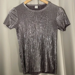 Silvrig tröja - En silvrig tröja i bra skick. Är i barn storlek passar på storlekar upp till 40❤️