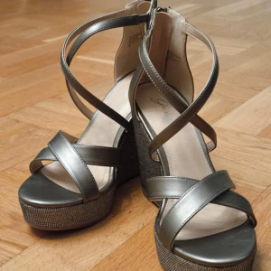 Skor - Klackskor av märket Guess i storlek 38. Är helt oanvända. Skriv vid ev. frågor. Klacken är ca. 15 cm