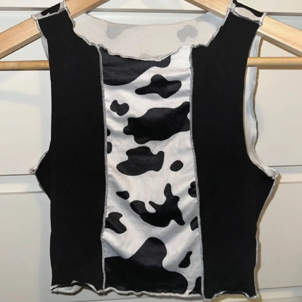 The cutest cow top! I would keep it if it still fit. Curly lettuce edges and contrast stitching. Excellent gently used condition. No holes, fuzz, pulling, tears, rips, stains, snags, fading, shrinkage. Smoke/pet free storage space. Will gladly take p. Toppar.