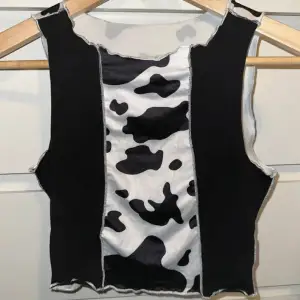 The cutest cow top! I would keep it if it still fit. Curly lettuce edges and contrast stitching. Excellent gently used condition. No holes, fuzz, pulling, tears, rips, stains, snags, fading, shrinkage. Smoke/pet free storage space. Will gladly take p
