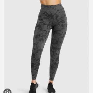 Gymshark tights - Adapt camo seamless tights från gymshark som inte används! De har scrunch och inga defekter förutom att loggan har fått lite ”sprickor”, men det är inget man alls lägger märket till. Sista bilden visar hur det ser ut! Slutsålda på deras hemsida.