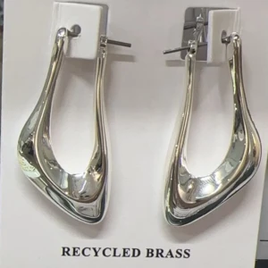 Örhängen - Säljer dessa ascoola större örhängen från & other stories. Supertrendiga och ej använda!! 