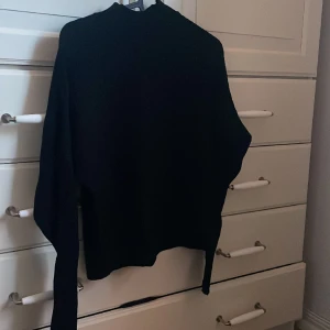 Stickad  - Svart ribbstickad tröja från mollys. Tröjan har en lite tajtare resor vid handlederna och midjan. 