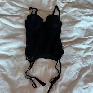 Korsett svart spetts XS/ - Svart korsett i spets som passar strl XS/S. 