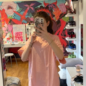 Rosa tröja  - Rosa oversized tröja som är jättesnygg men har inte kommit till användning tyvärr. Det är en liten text på bröstet (man ser mer på bild 2 & 3) 