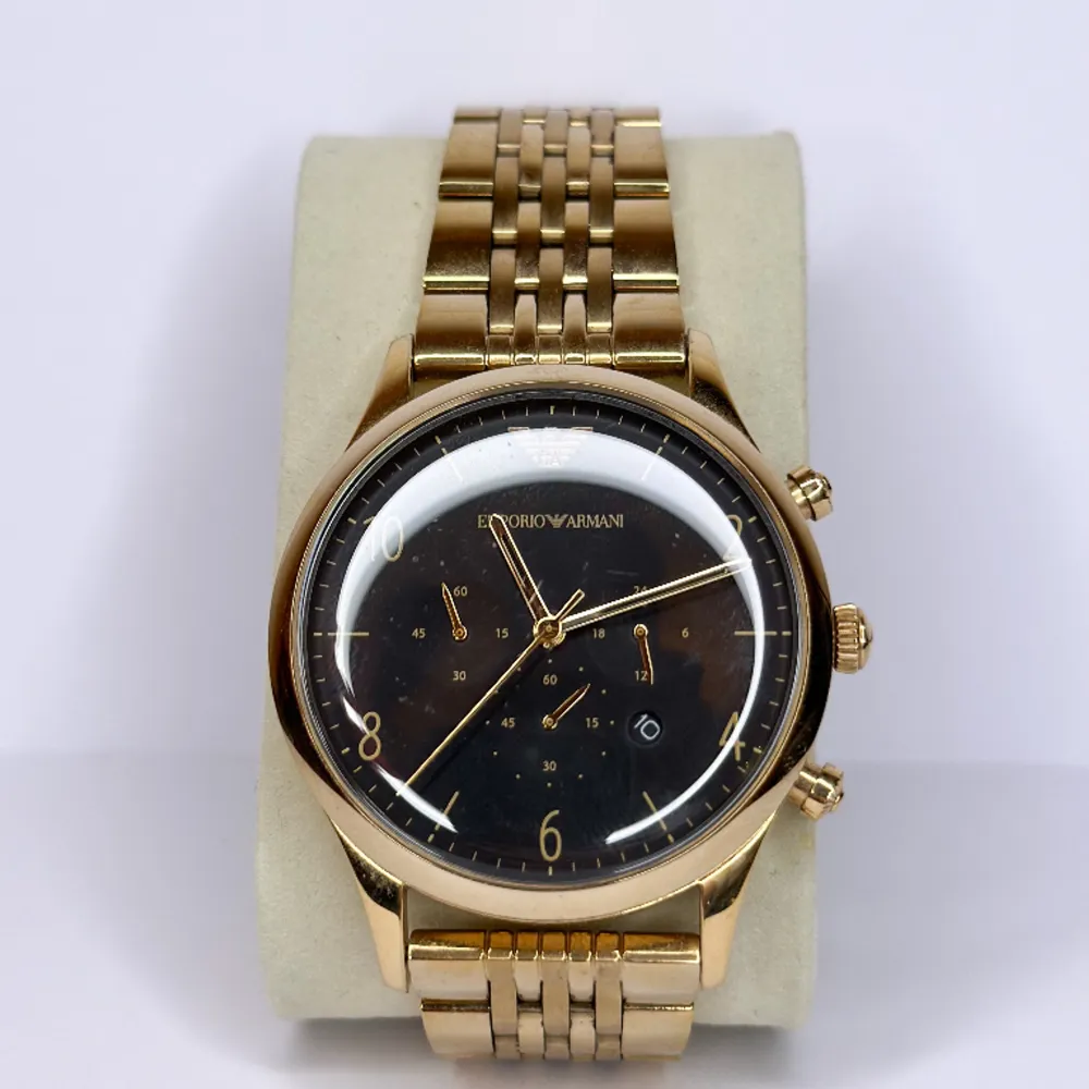 Säljer nu min Emporio Armani-klocka då den inte används längre. Köpt för 1960kr men säljer den nu för 800kr. Den är i bra skick, dock med några mindre repor pga vanlig användning. Batteribyte behövs men görs för 100kr hos närmsta klockbutik.. Accessoarer.