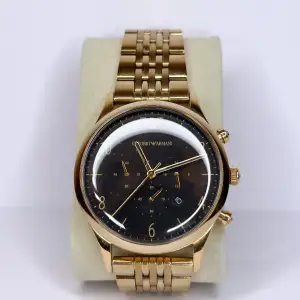 Säljer nu min Emporio Armani-klocka då den inte används längre. Köpt för 1960kr men säljer den nu för 800kr. Den är i bra skick, dock med några mindre repor pga vanlig användning. Batteribyte behövs men görs för 100kr hos närmsta klockbutik.