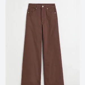 Vida bruna jeans från H&M  - Säljer dessa bruna vida jeans från H&M. Använda men i okej skick, lite urtvättade💓 Säljer för 75kr + frakt🫶
