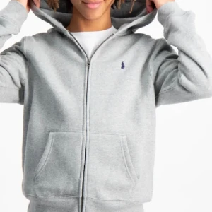 Ralph lauren tröja - Köpt här på Plick för ett tag sen. Lite ”slapp” längst ner (bild3) och nere vid ärmarna, annars bra skick, sitter som xs/s💕💕