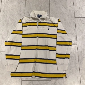 Ralph Lauren pike - Säljer en ralph lauren pike i använt skick, 6/10. Perfekt inför sommaren. Storlek L.