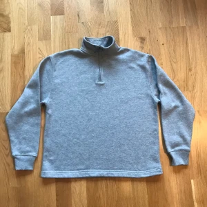 Half zip från Topman (XS) - Säljer en fin half zip från Topman i gott, befintligt skick! 