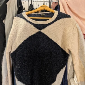 Massimo dutti tröja - Stickad massimo dutti tröja galet skönt material, är en L men sitter som en liten large eller medium snarare 10/10 som ny, fråga bara om bilder eller info om de är så mvh.