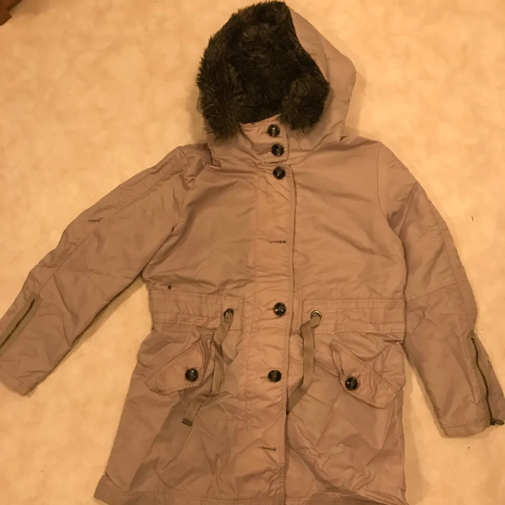 Parka in a very good condition.  Size 46, worn on 176 cm height. Good for S and M. Available for picking up in Stockholm.. Jackor.