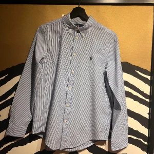 Ralp lauren skjorta  - Nästan helt ny, använda få gånger 