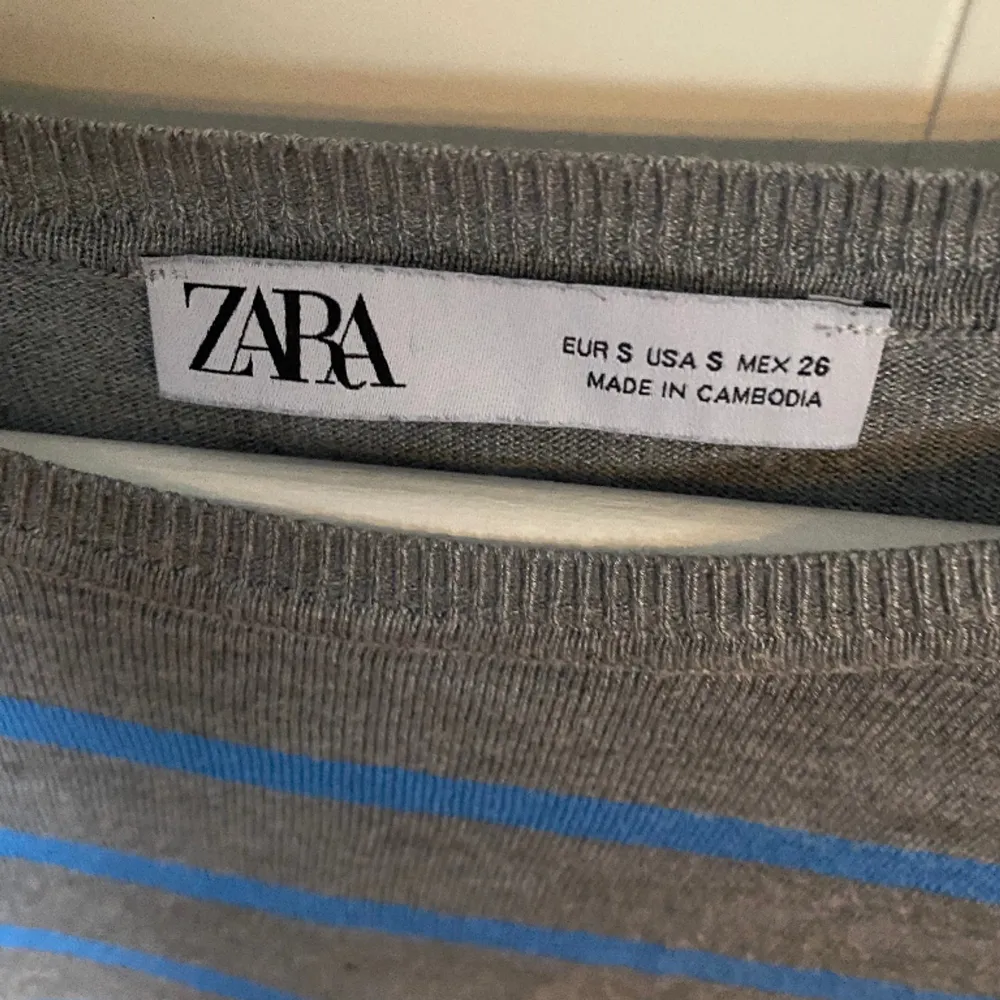 Säljer den här tröjan då jag inte har användning av den längre☘️💞 Den köptes på Plick💞 Den är i storlek S men passar säkert Xxs, Xs och M💞☘️❤️Jag säljer den nu för 50 kr😍💞 . Tröjor & Koftor.