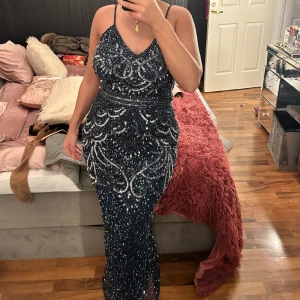 Bal/festklänning  - Köpt för 1300kr från zalando endast använd i några timmar. 
