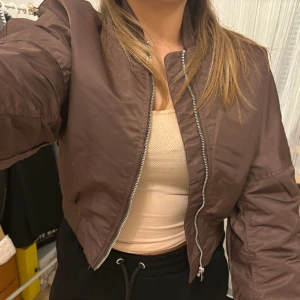 Bomberjacka 💣  - Från Ginatricot. Aldrig använd. Storlek XS kan även passa S 