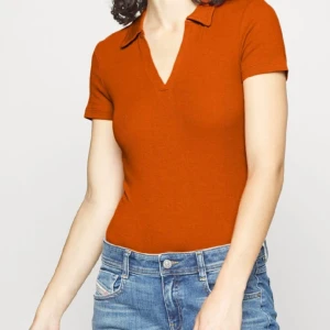 Orange skjorta - Andvändwr men i bra skick. En orange skjorta med en kort ärm