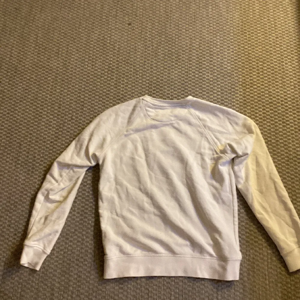 Iprincip oanvänd vit gant sweatshirt med stort broderat tryck på framsidan. Bra skick säljes då den är för liten. Tröjor & Koftor.