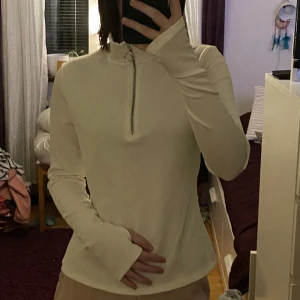 Vit varm tröja - Söt vit varm tröja med tumhål i m från hm.