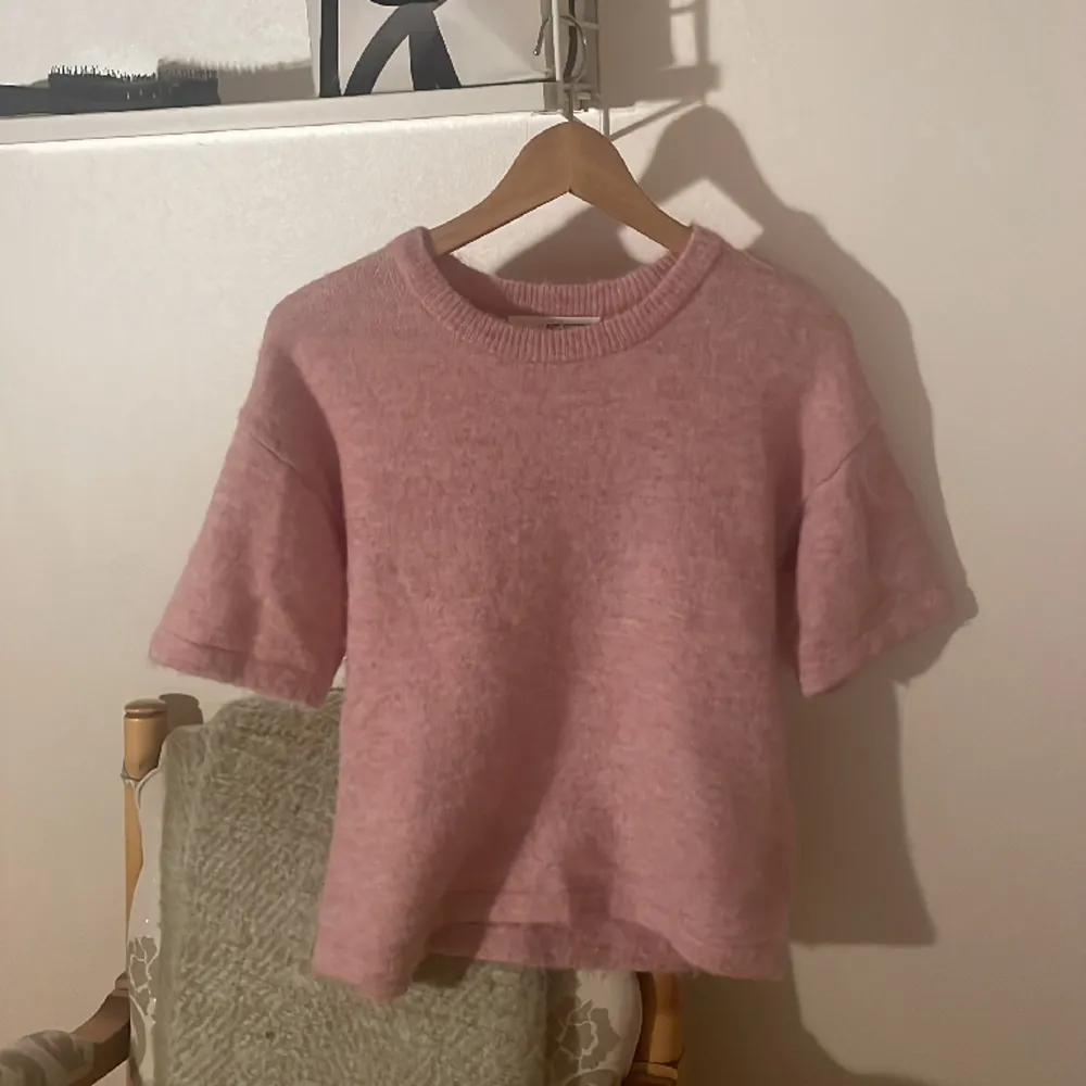 Jättefin tröja från zalando som är i super bra skick 💞. T-shirts.